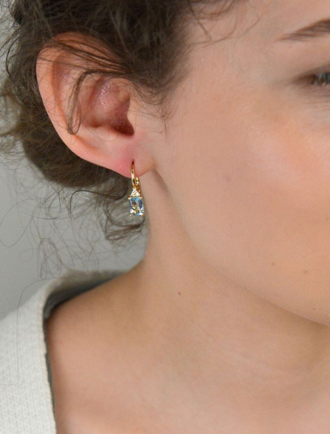 Kolczyki złote wiszące z niebieską cyrkonią, pr 585 KL 9022 585 Kolczyki złote wiszące, ozdobione prostokątną niebieską cyrkonią, wykonane z wysokiej jakości złota próby 585, 1.jpg